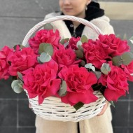Корзина из малиновых французских роз Корзина из малиновых французских роз