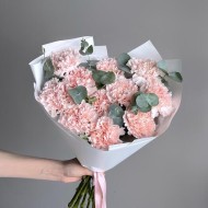 Букет из розовых диантусов с эвкалиптом Букет из розовых диантусов с эвкалиптом